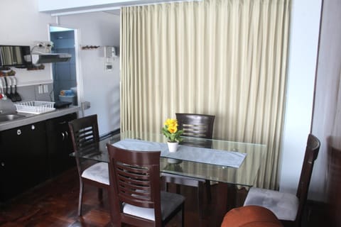 Kitchen or kitchenette, Dining area, oven