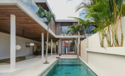 Property building, Day, Pool view, Swimming pool