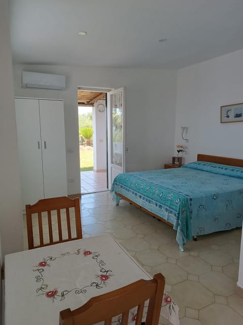 Bed, Photo of the whole room, Bedroom, air conditioner