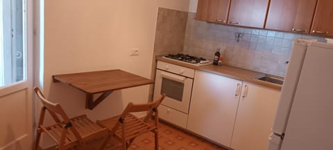Kitchen or kitchenette, Dining area, oven, stove