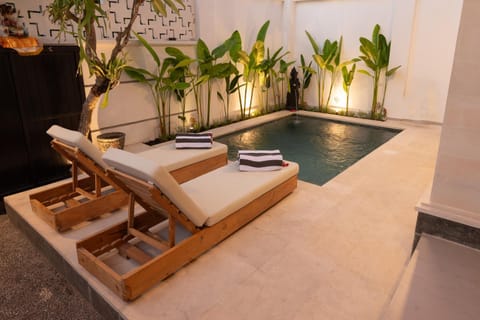 Swimming pool, sunbed