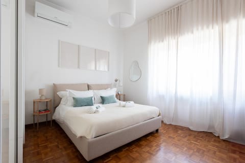 Bed, Photo of the whole room, Bedroom, wardrobe, air conditioner