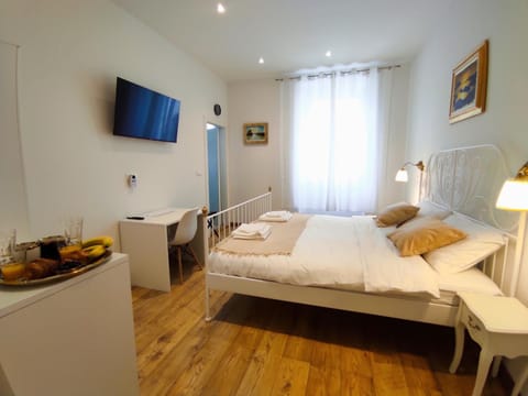 Bed, TV and multimedia, Bedroom, towels