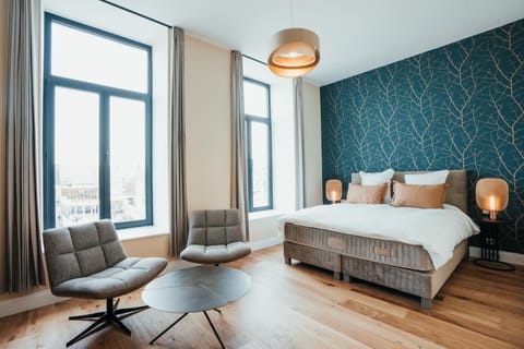 Bed, Seating area, Bedroom