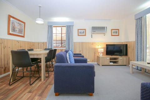 TV and multimedia, Living room, Seating area, Dining area, heating, air conditioner