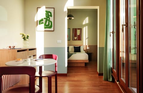 Bed, Dining area, Bedroom