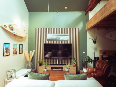 Communal lounge/ TV room, Bed, Living room