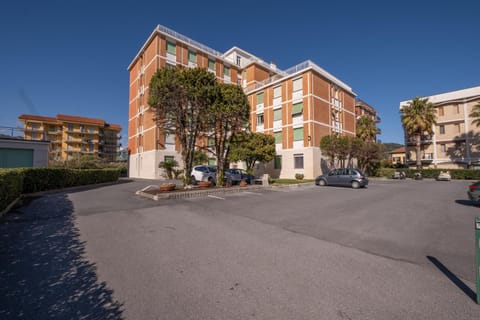 Property building, Neighbourhood, Parking