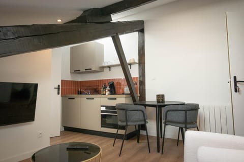 TV and multimedia, Kitchen or kitchenette, Seating area, Dining area, oven, stove