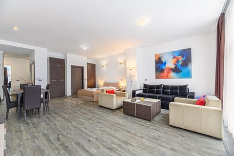 TV and multimedia, Living room, Seating area, Dining area