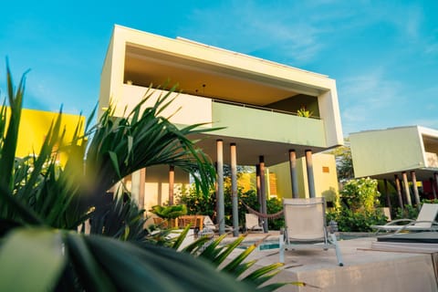 Property building, Day, Garden, Garden, Balcony/Terrace, Garden view