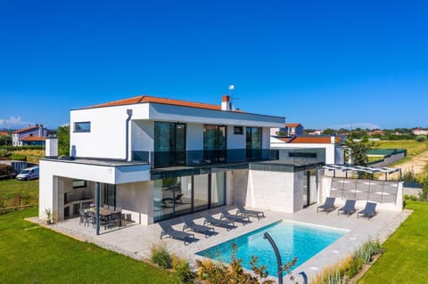 Property building, Patio, Spring, Day, Natural landscape, Garden, Garden view, Pool view, Swimming pool, Swimming pool, sunbed