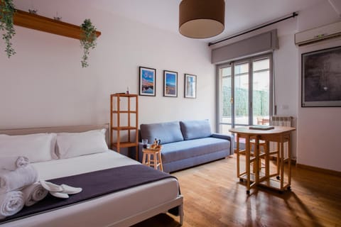 Communal lounge/ TV room, Bed, TV and multimedia, Balcony/Terrace, Living room, Photo of the whole room, Seating area, Dining area, Bedroom
