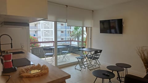 TV and multimedia, Living room, Seating area, Dining area