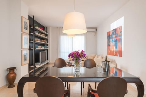 TV and multimedia, Living room, Seating area, Dining area, air conditioner