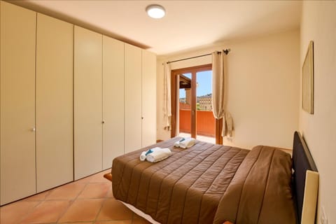 Bed, Photo of the whole room, Bedroom, towels, wardrobe