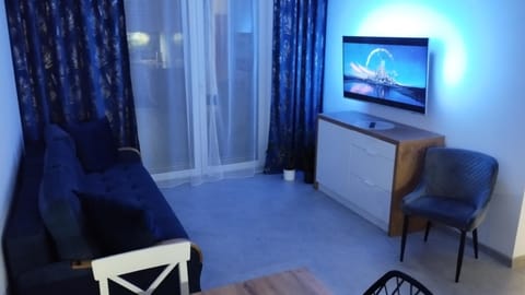 TV and multimedia, Living room, Seating area, Evening entertainment