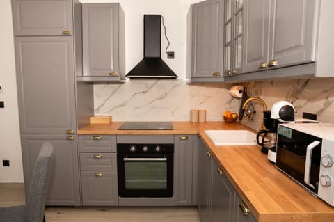 Coffee/tea facilities, Kitchen or kitchenette, dishwasher, oven, stove