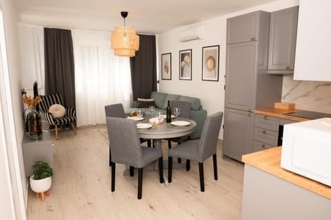 Kitchen or kitchenette, Living room, Seating area, Dining area