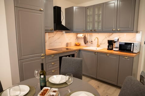 Coffee/tea facilities, Kitchen or kitchenette, Dining area, dishwasher, oven, stove