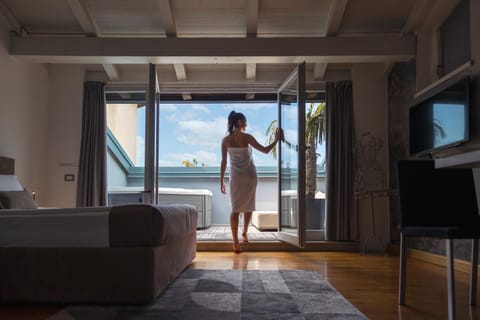 Bed, People, TV and multimedia, View (from property/room)