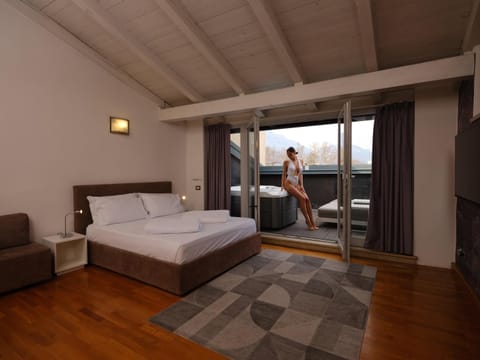 Bed, Hot Tub, Swimming pool