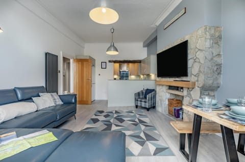 TV and multimedia, Kitchen or kitchenette, Living room, Seating area, Dining area