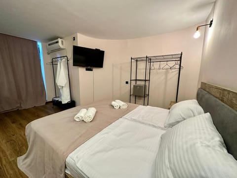 Bed, TV and multimedia, Bedroom, towels