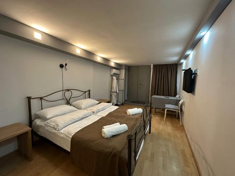 Bed, Bedroom, towels
