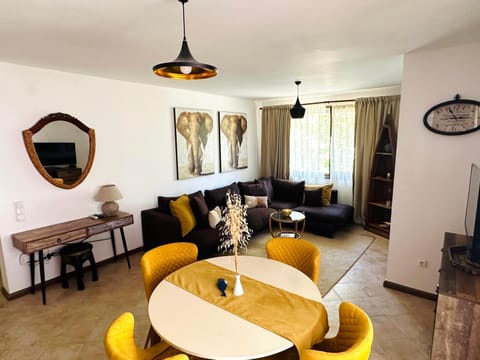 Seating area, Dining area