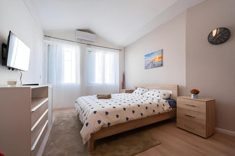 Bed, TV and multimedia, Photo of the whole room, Bedroom, air conditioner