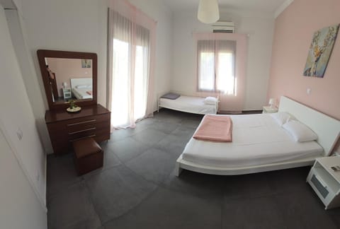 Pavlina's Holiday Home three minutes from beach Apartment in Argolis, Greece