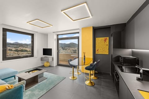 TV and multimedia, Living room, Seating area, Dining area, Evening entertainment, Mountain view