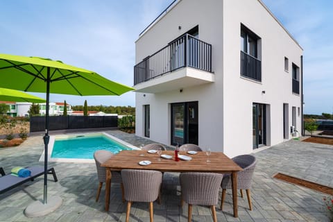 Property building, Day, Balcony/Terrace, Pool view, Swimming pool, sunbed
