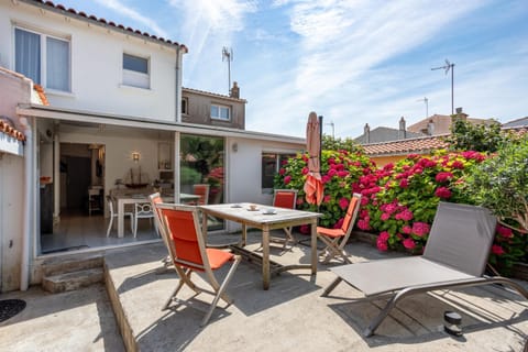 Property building, Balcony/Terrace, Living room