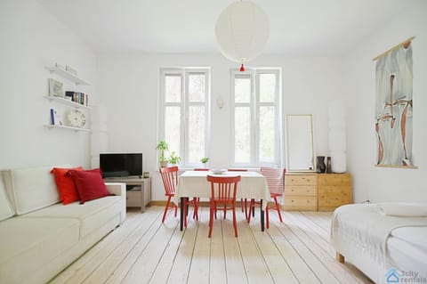 Bed, TV and multimedia, Living room, Photo of the whole room, Seating area, Dining area, Bedroom