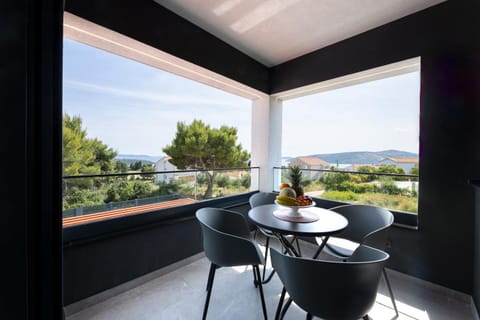 Day, View (from property/room), Balcony/Terrace, Seating area, Sea view