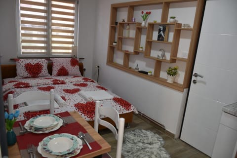 Bed, Dining area, Bedroom, towels