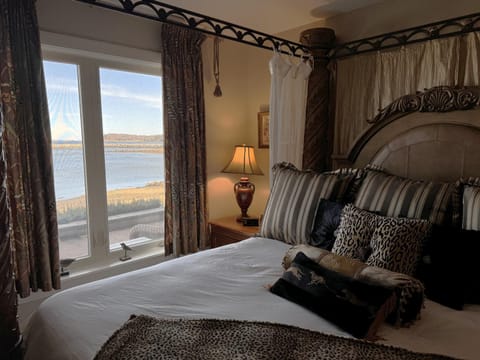 Bed, Natural landscape, Photo of the whole room, Bedroom, Sea view