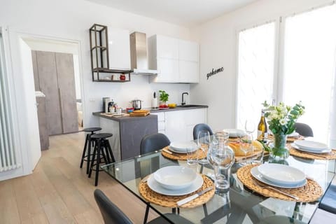 Kitchen or kitchenette, Food and drinks, Seating area, Dining area, Food, stove