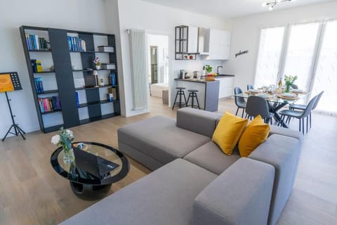 Kitchen or kitchenette, Living room, Seating area, Dining area