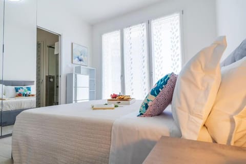 Bed, Photo of the whole room, Seating area, Bedroom, towels