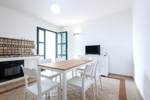TV and multimedia, Kitchen or kitchenette, Dining area, stove