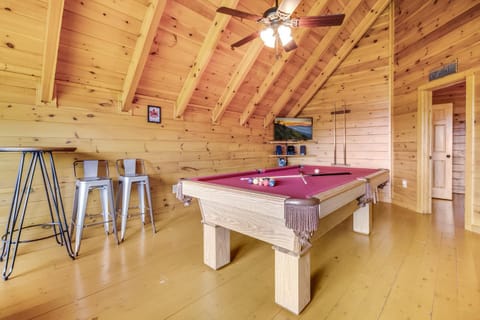 Bearhemain Rhapsody, a Private Cabin with Incredible Mountain Views, Near Dollywood!! Cabin in Pigeon Forge