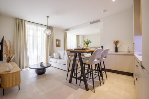 Kitchen or kitchenette, Living room, Seating area, Dining area, City view