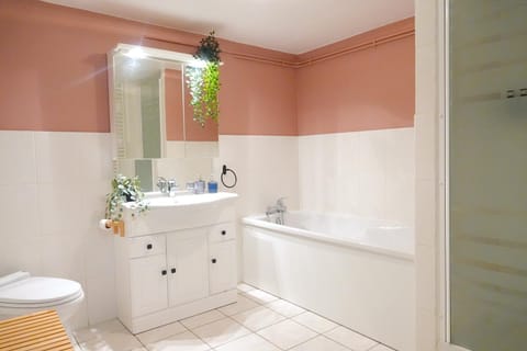 4 Bed Valley Retreat House in Hauts-de-France