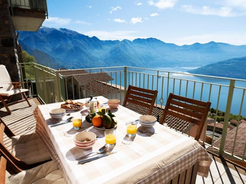 View (from property/room), Balcony/Terrace, Dining area, Lake view, Mountain view