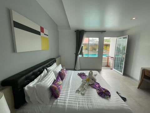 Bed, Photo of the whole room, Seating area, Bedroom, towels