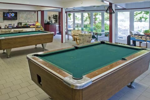 Billiard, Game Room
