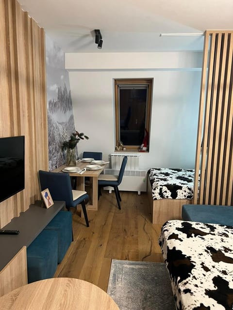 Bed, Dining area, Bedroom